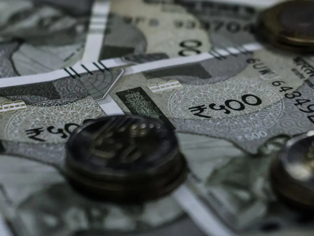 Close-up of 500 rupee notes and coins, representing DA arrears from the DA hike 3 percent